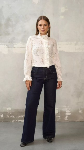 Biala-koronkowa-bluzka-z-dlugim-rekawem-AMANDA_7647-1_EZURI1-2480x3720