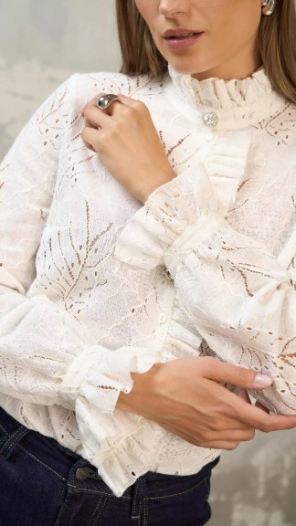 Biala-koronkowa-bluzka-z-dlugim-rekawem-AMANDA_7647-1_EZURI3-2480x3720