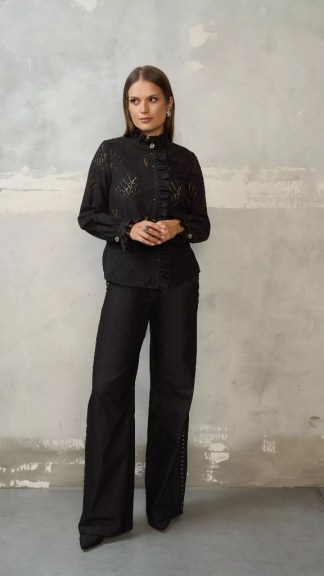 Czarna-koronkowa-bluzka-z-dlugim-rekawem-AMANDA_7647-16_EZURI1-2480x3720