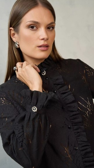 Czarna-koronkowa-bluzka-z-dlugim-rekawem-AMANDA_7647-16_EZURI2-2480x3720