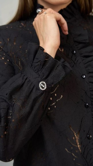 Czarna-koronkowa-bluzka-z-dlugim-rekawem-AMANDA_7647-16_EZURI3-2480x3720